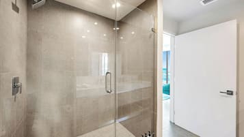 Appartamento Royal, 2 camere da letto, piscina privata, vista città | Bagno