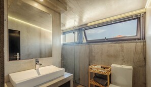 Shower, hair dryer, towels, soap - Aroeira Pool House by lisbon-coast vacation (Charneca da Caparica)