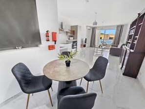Dining - Saphire Suites One Bedroom Apt (San Pawl il-Baħar)