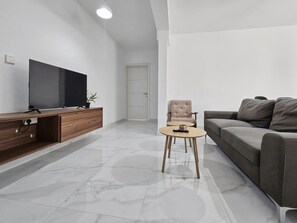 Smart TV - Centrally located, well finished two bedroom, 1 bathroom apartment (San Pawl il-Baħar)