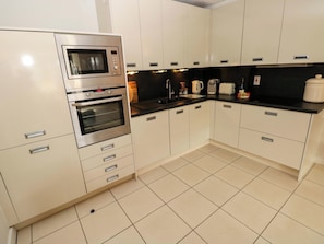 Dishwasher, cookware/dishes/utensils - 3 Rhodewood House (Saundersfoot)
