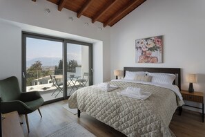 5 bedrooms, desk, iron/ironing board, travel crib