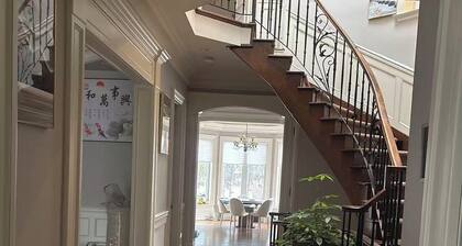 right Ensuite Room 201 near Sheppard Subway | Free Parking & Wi Fi