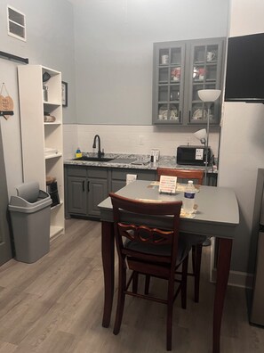 Fridge, microwave, coffee/tea maker, cookware/dishes/utensils - Location Location 
Mini Jr. Suite. 1-bedroom queen bed behind barn doors. (Tampa)