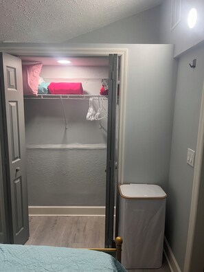 1 habitación, tabla de planchar con plancha, wifi y ropa de cama