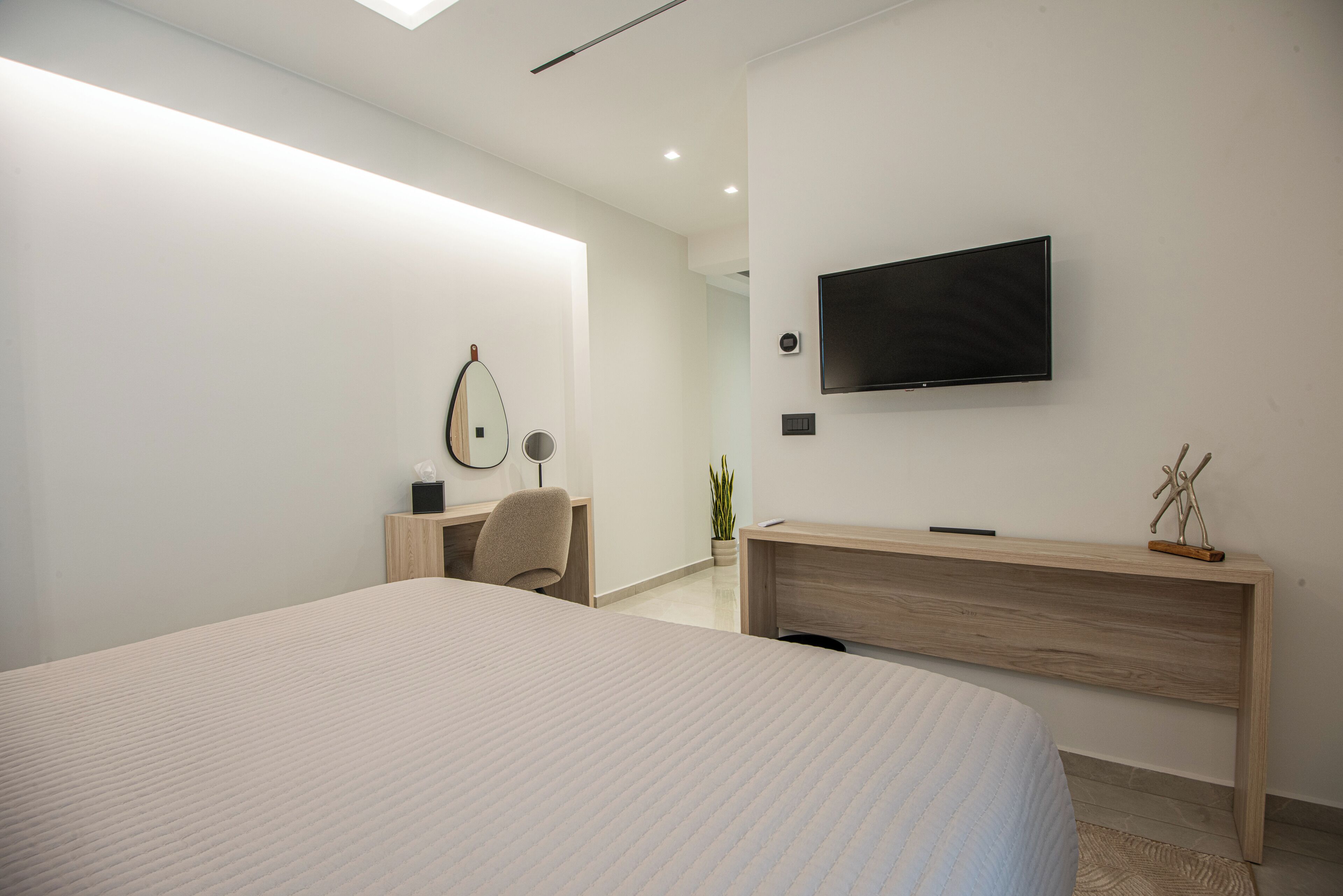 Tabla de planchar con plancha, wifi gratis y ropa de cama 
