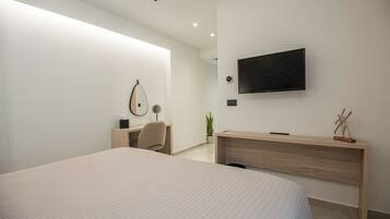 Tabla de planchar con plancha, wifi gratis y ropa de cama
