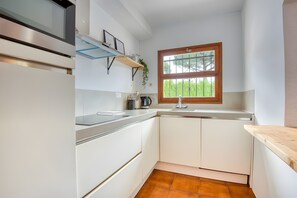 Frigorífico, microondas, horno y placa de cocina