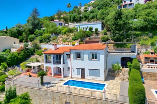 Villa Romantica – An Unbeatable Setting Where the Sea Takes Center Stage