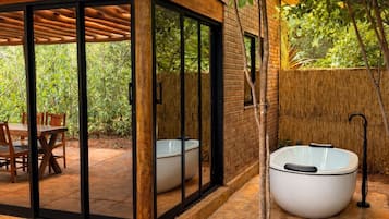 Bañera de hidromasaje privada