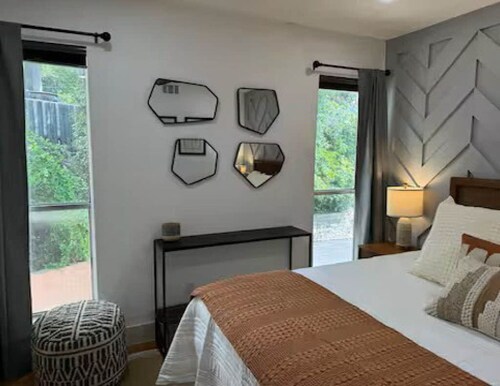 Modern condo near trail, dining & downtown hotspots