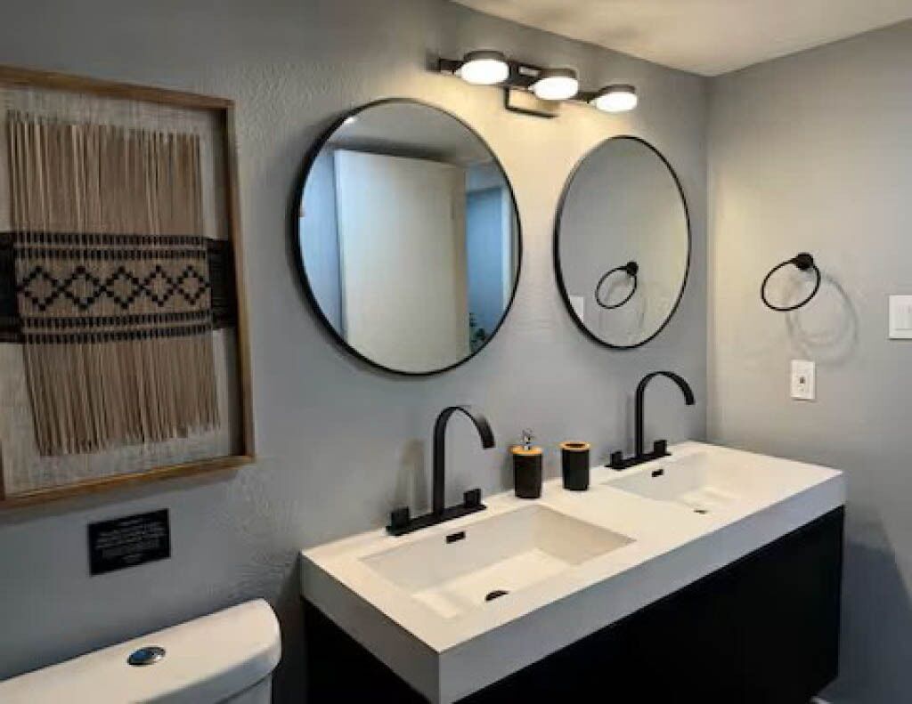 Een douche, een haardroger, handdoeken, zeep