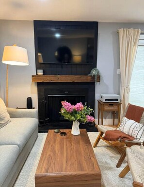 TV, fireplace - Modern condo near trail, dining & downtown hotspots (Austin)