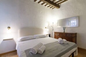 2 bedrooms, desk, iron/ironing board, free WiFi - Apartment in the historic center, Close to Piazza del Campo and the Duomo (Siena)