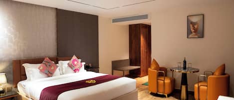 Club Room | In-room safe, desk, blackout curtains, iron/ironing board