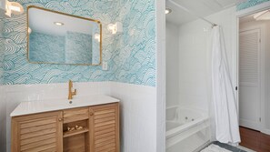 Dusche, Haartrockner, Handtücher
