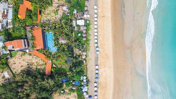 Een privéstrand, wit zand