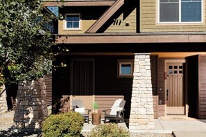 Exterior detail - The Back Nine Retreat With A Private Hot Tub, WiFi, Views & Fun! (Cle Elum)