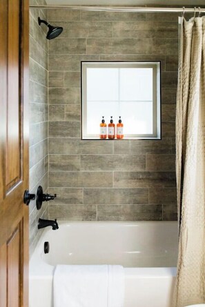 Shower, hair dryer, towels, soap - The Back Nine Retreat With A Private Hot Tub, WiFi, Views & Fun! (Cle Elum)