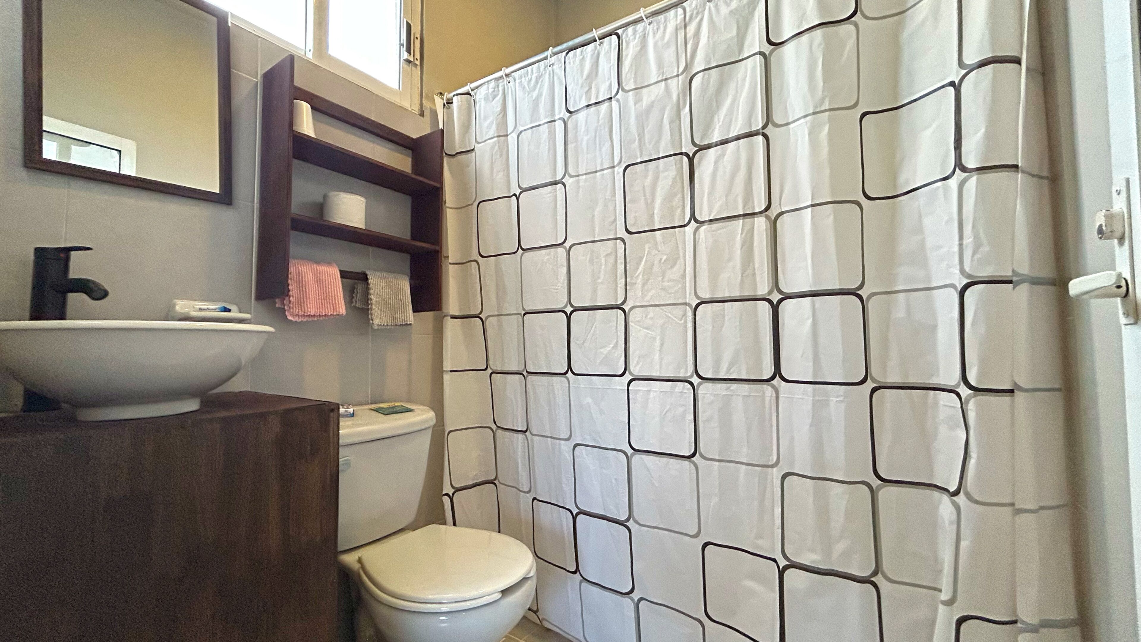 Classic Room | Bilik Mandi | Kelengkapan dandanan diri percuma, tuala disediakan, sabun, syampu 