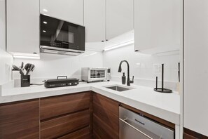 Réfrigérateur, four à micro-ondes, un four, surface de cuisson