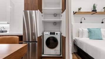Escritorio, tabla de planchar con plancha, wifi y ropa de cama