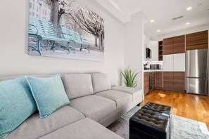 TV - Modern 2BR: Comfortable Stay for 5 Guests | Suite 6 (Boston)
