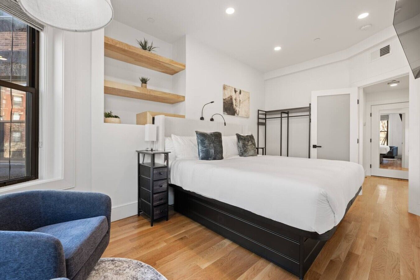 Desk, iron/ironing board, WiFi, bed sheets