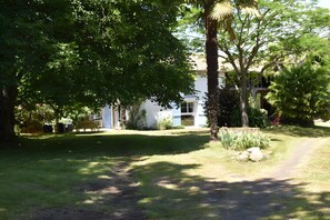 Exterior - Gîte Les Roses d'Adour: Private Terrace, Garden, Wi-Fi in Mouledous (Moulédous)