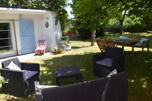 Outdoor dining - Gîte Les Roses d'Adour: Private Terrace, Garden, Wi-Fi in Mouledous (Moulédous)