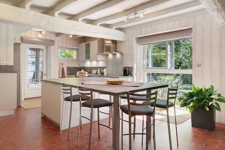 Fridge, microwave, oven, stovetop. Gîte Les Roses d'Adour: Private Terrace, Garden, Wi-Fi in Mouledous