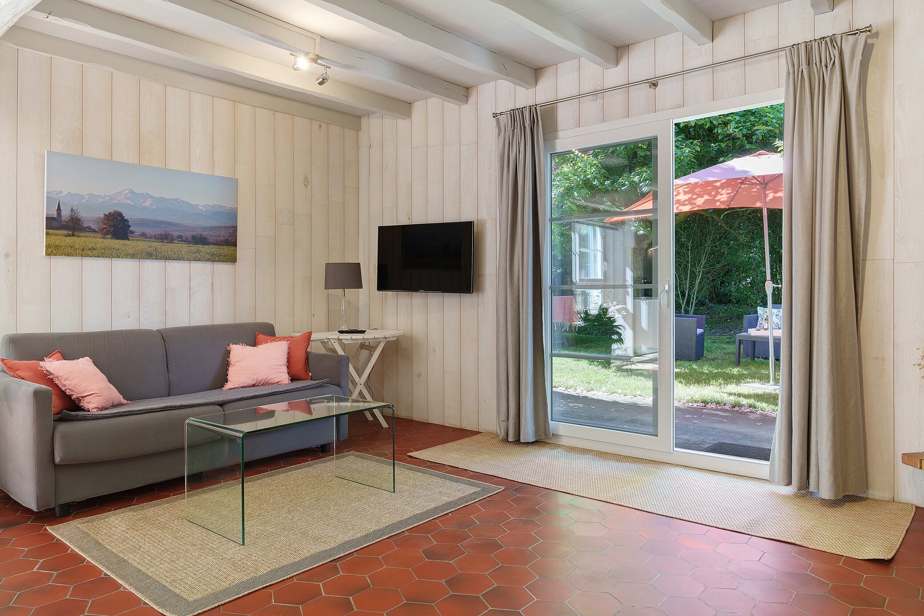 Fernseher, Kamin, DVD-Player