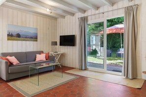 TV, fireplace, DVD player - Gîte Les Roses d'Adour: Private Terrace, Garden, Wi-Fi in Mouledous (Moulédous)