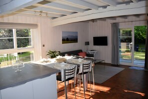 Dining - Gîte Les Roses d'Adour: Private Terrace, Garden, Wi-Fi in Mouledous (Moulédous)