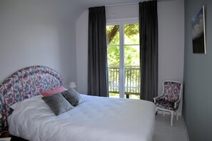 Room - Gîte Les Roses d'Adour: Private Terrace, Garden, Wi-Fi in Mouledous (Moulédous)