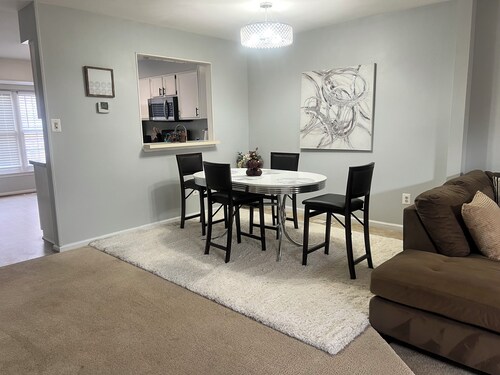 3 Bed 2.5 Bath Fully Furnished Spacious Townhouse Free Parking, basement, deck