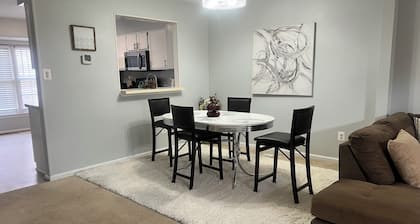 3 Bed 2.5 Bath Fully Furnished Spacious Townhouse Free Parking, basement, deck