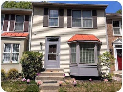 3 Bed 2.5 Bath Fully Furnished Spacious Townhouse Free Parking, basement, deck