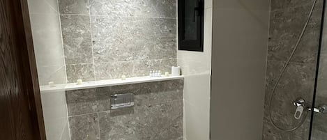 Séchoir à cheveux, serviettes fournies, savon, papier de toilette