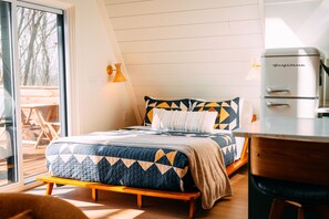 Room - Oak Hollow | Hocking Hills (McArthur)