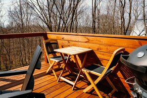 Outdoor dining - Oak Hollow | Hocking Hills (McArthur)