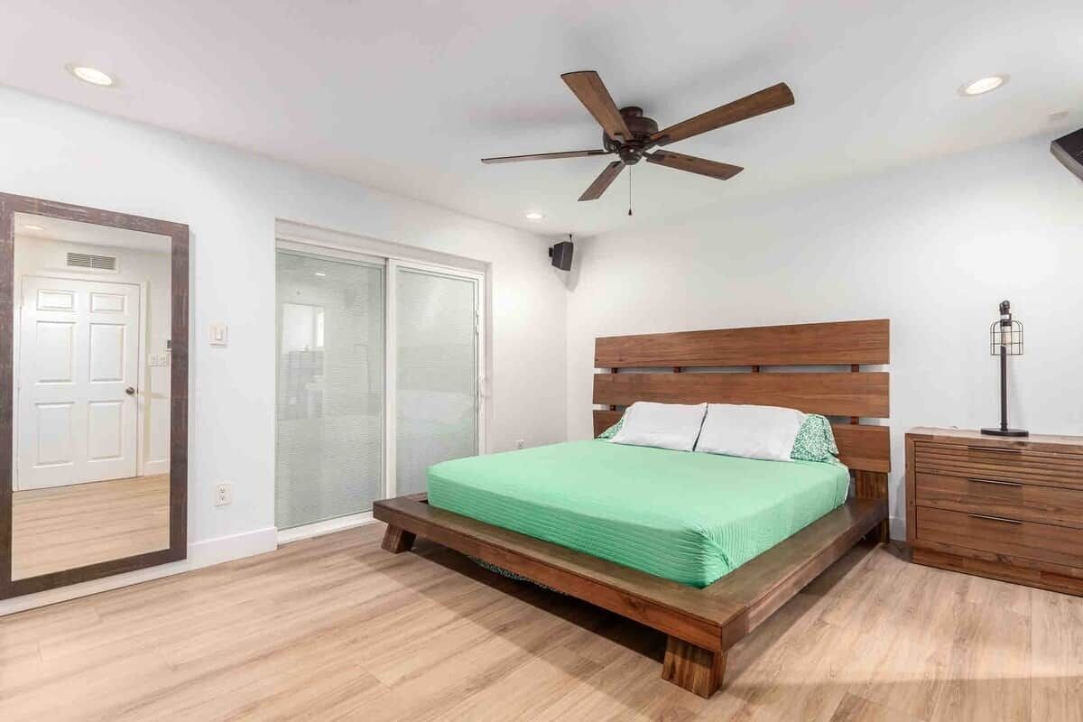 6 bedrooms, iron/ironing board, WiFi, bed sheets