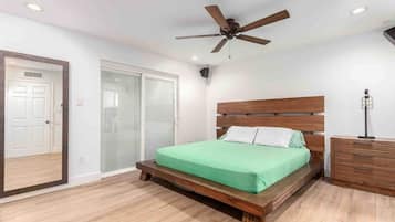 6 bedrooms, iron/ironing board, WiFi, bed sheets