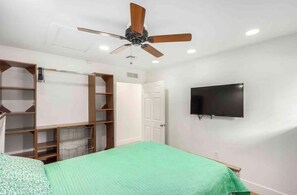 Room - Urban Oasis Private Resort-Style Home w/ Pool, Spa & Prime Location (Phoenix)