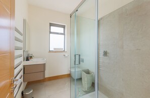 Een douche, een haardroger, handdoeken