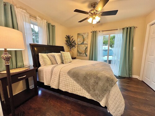 Waterfront Home with stunning views & Hot tub- rent Golf Cart/Kayak/Boat