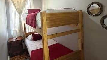 Appartement, 2 slaapkamers | Donsdekens, een kluis op de kamer, een bureau, gratis wifi