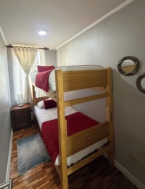 Apartemen, 2 kamar tidur | Selimut bulu angsa, brankas, meja kerja, dan Wi-Fi gratis