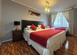 Apartemen, 2 kamar tidur | Selimut bulu angsa, brankas, meja kerja, dan Wi-Fi gratis