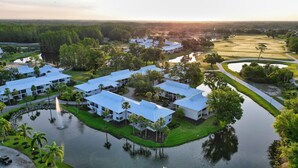 Ein Resort mit mehreren Gebäuden, einem Wasserlauf und einem Golfplatz.